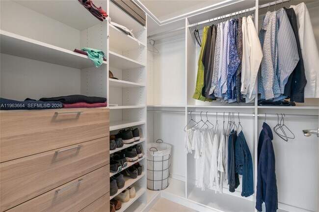 Building Photo - 1000 Brickell Plaza