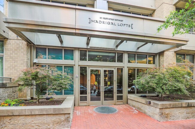 Building Photo - Incredible 1BR/1BA Condo Blocks from the Metro Vibrant Mount Vernon Triangle!