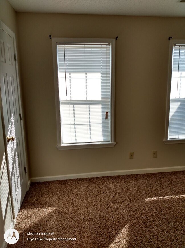 Building Photo - Cute Townhouse with great location!