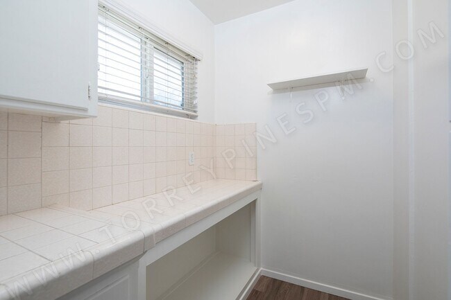 Building Photo - *OPEN HOUSE: 11/2 1:30-2:30PM* Upstairs 1B...