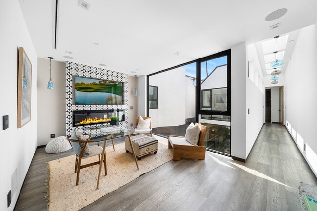 Building Photo - 838 California Ave