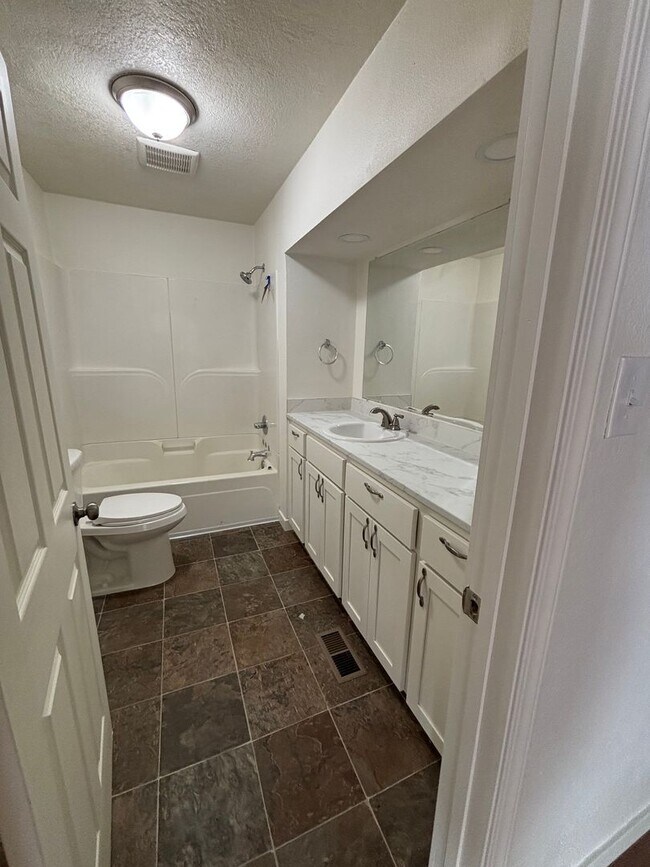 Building Photo - Adorable Renovated Single Family Home READY NOW