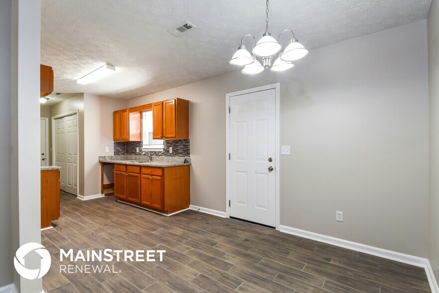 Building Photo - 8043 Trinity Park Dr