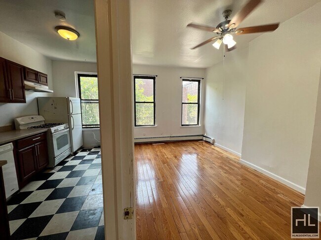 Primary Photo - Massive 3.5BR 1BA 1300sft Top Floor Conver...