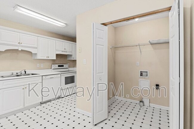 Building Photo - 2019 Emerald Bay Dr