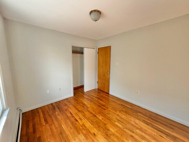 Building Photo - 406 5th St