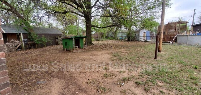 Building Photo - 1110 N Redbud