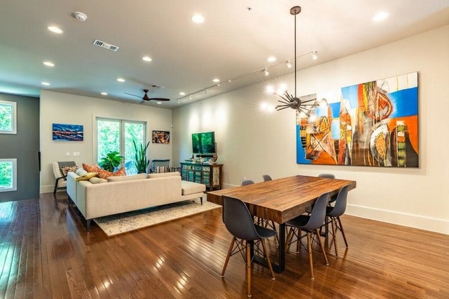 Building Photo - 206 E Live Oak St