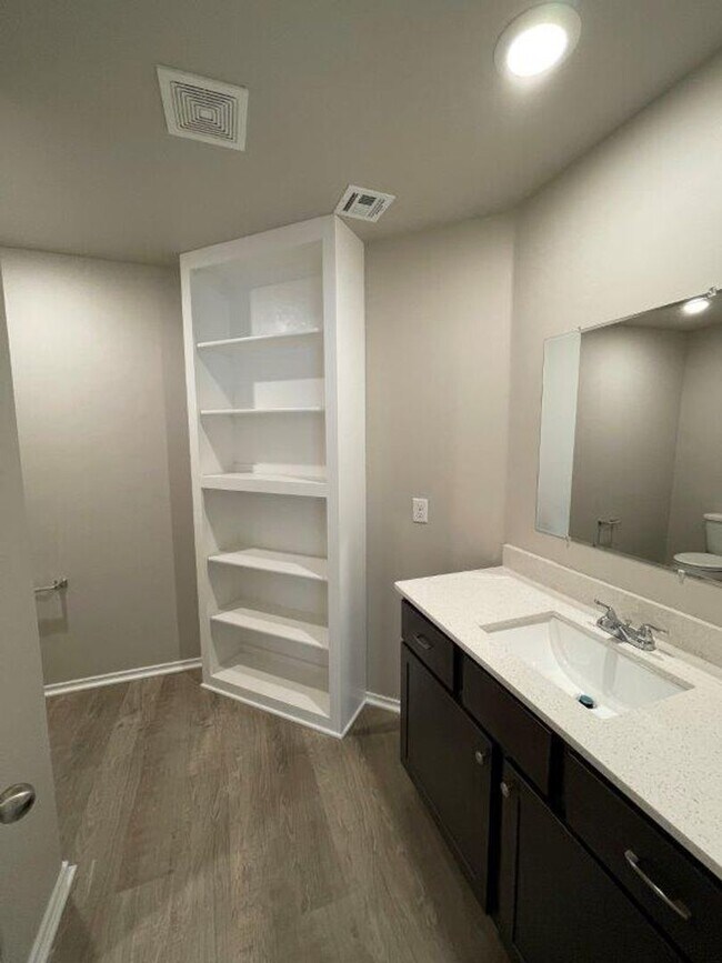 Building Photo - 3 bed 2 bath town home in Putnam City Scho...