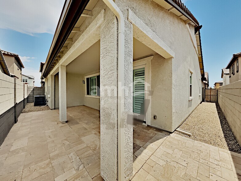 Building Photo - 16657 W Jenan Dr