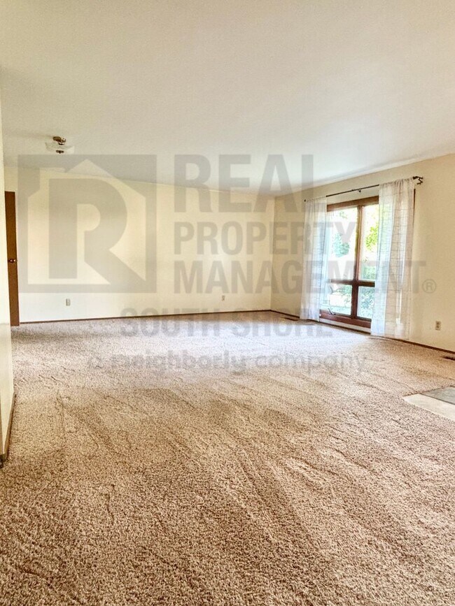 Building Photo - 555 Meadow Ln