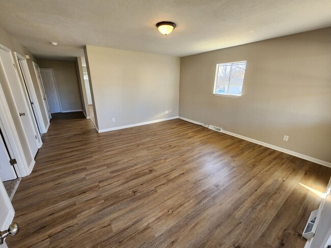 Building Photo - Spacious 3-Bedroom, 1-Bathroom Home AVAILABLE NOW!!