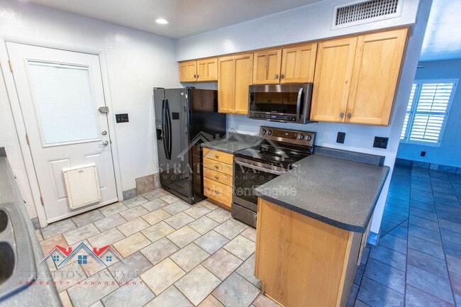 Building Photo - 1735 W Pampa Ave