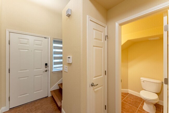 Building Photo - Gorgeous 2 Bedrooms /2.5 Bathrooms + Flex Space Home Near South Austin!!!
