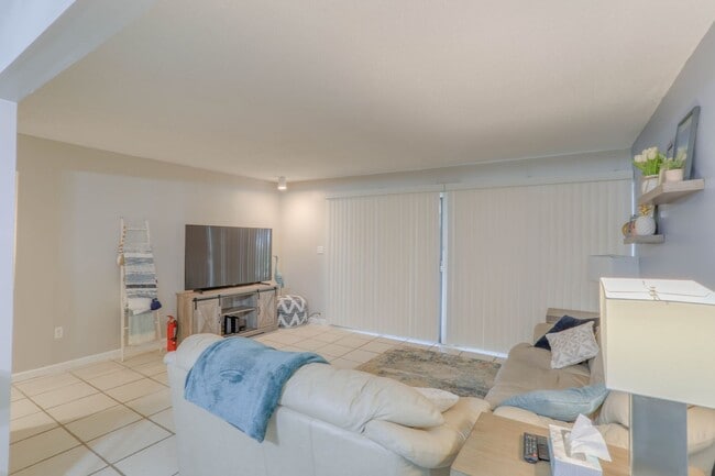 Building Photo - 1082 E Michigan St