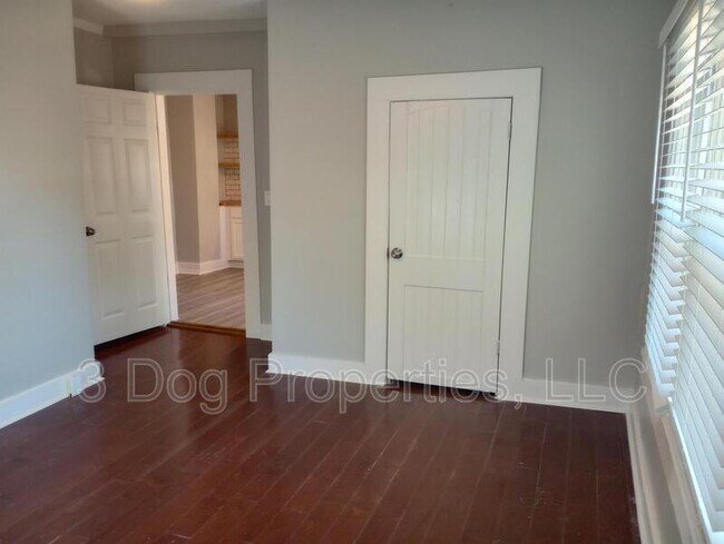 Building Photo - 218 N Hickory St