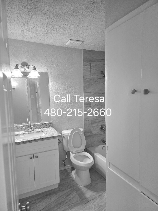 Building Photo - 4325 Chestnut Dr