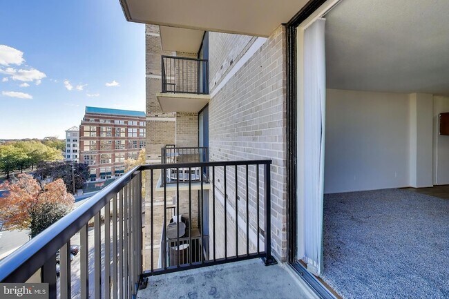 Building Photo - 4 Monroe St