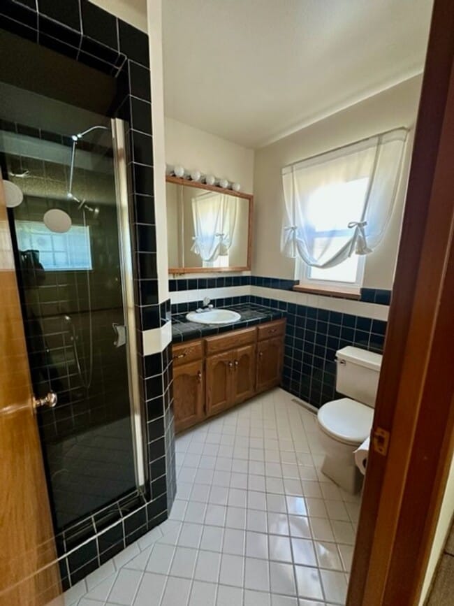 Building Photo - Immaculate shape 3 bedroom 2.5 bath home in San Leandro
