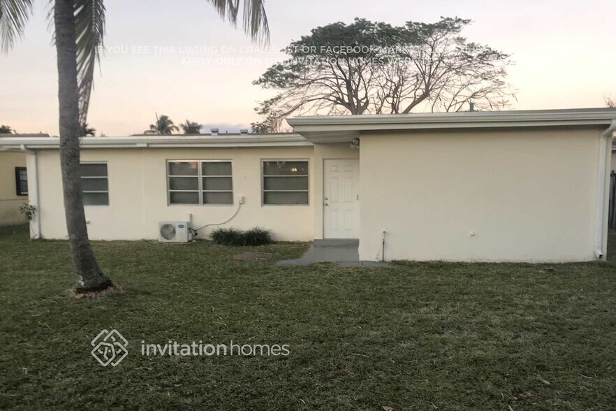 Building Photo - 700 S Rainbow Dr