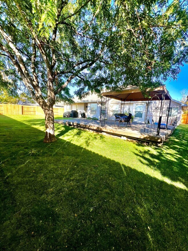 Building Photo - 3 Bed 2 Bath Single Level Home with 3 Car ...