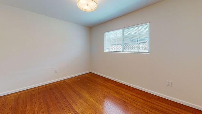 Building Photo - Updated 3 bedroom home, backyard, washer/d...