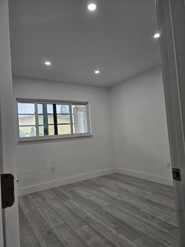 Building Photo - 20111 NE 27th Ct