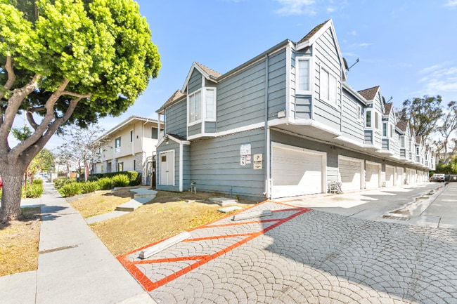Building Photo - 816 N Inglewood Ave