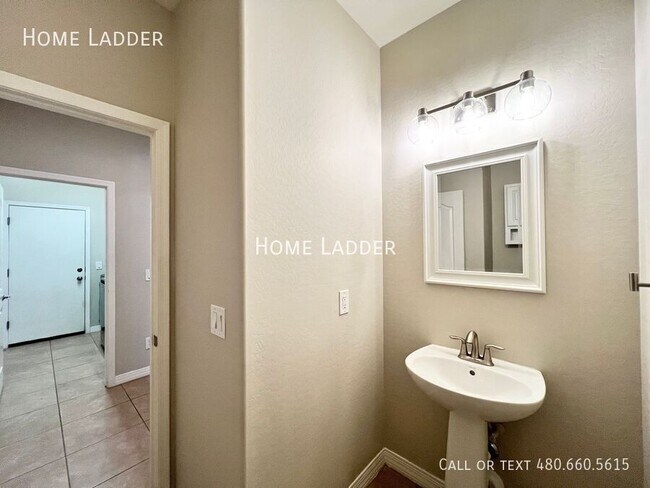 Building Photo - 2936 E Tonto Dr