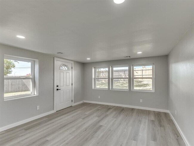 Building Photo - Look at this beautiful home!! 4 bed, 3 full baths!