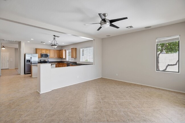 Building Photo - Lovely Seville rental on quiet street now ...