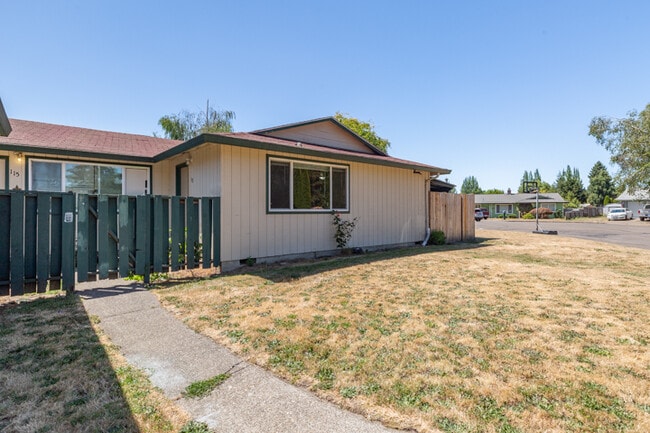 Building Photo - 113 SW Fleishauer Ln