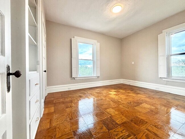 Building Photo - 732 8th St