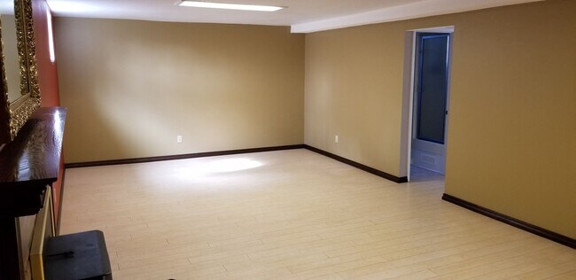 Building Photo - Spacious home on acreage