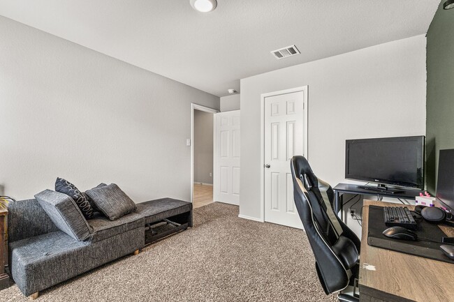 Building Photo - 4906 Karen Grn Dr