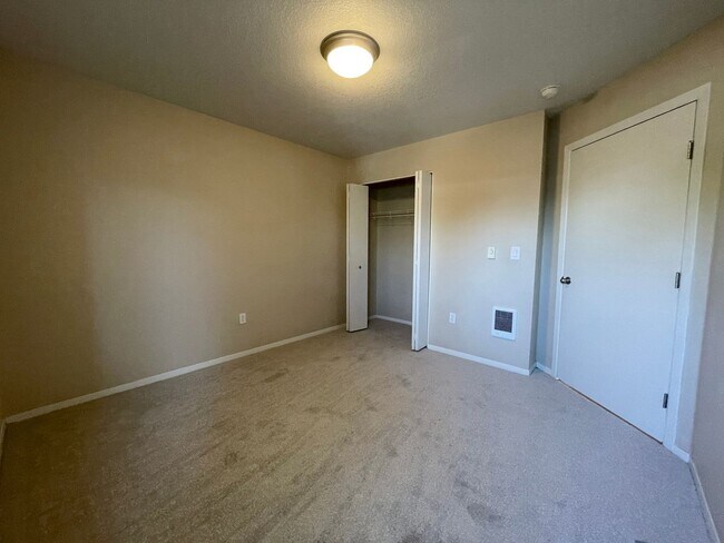 Building Photo - Fantastic Main Level Condo w/Garage, Patio...