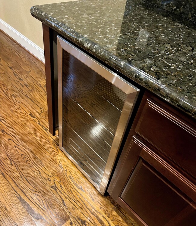 Building Photo - 6353 Richmond Ave.