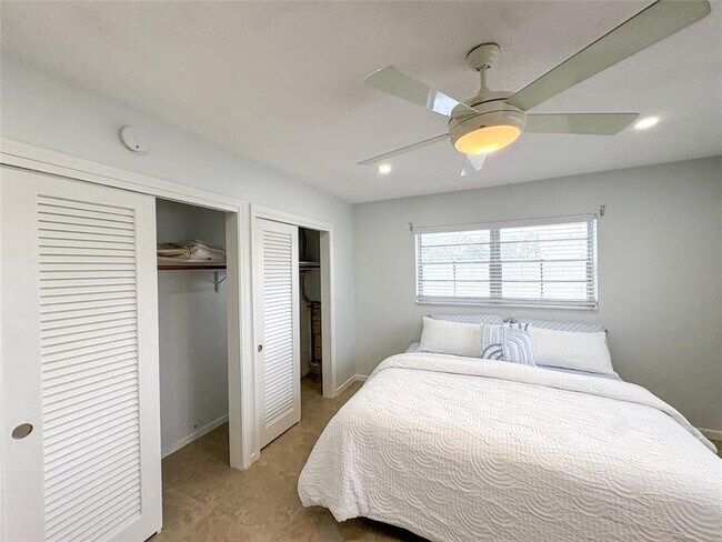Building Photo - 4541 N Ocean Dr