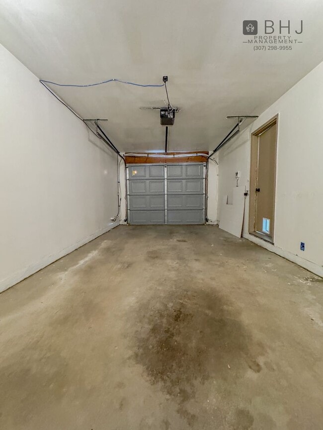 Building Photo - Dog Friendly 2 bed/ 1 bath HOUSE for Rent!