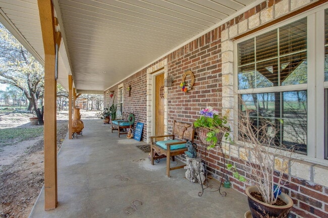 Building Photo - 3 bedroom home on acreage