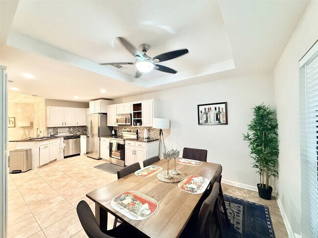 Building Photo - 16235 Red Wood Cir N