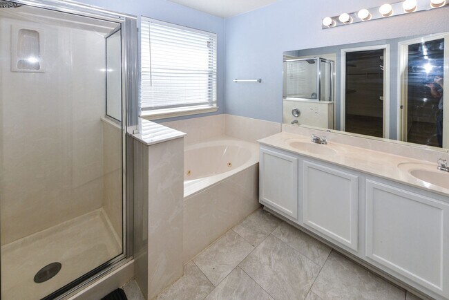 Building Photo - Elegant 4BR/3BA Home with Fireplace, Bonus Room and Open Layout!