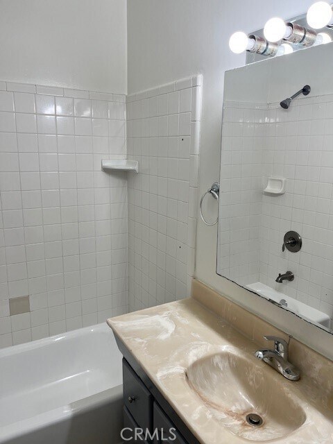 Building Photo - 6013 N Walnut Grove Ave