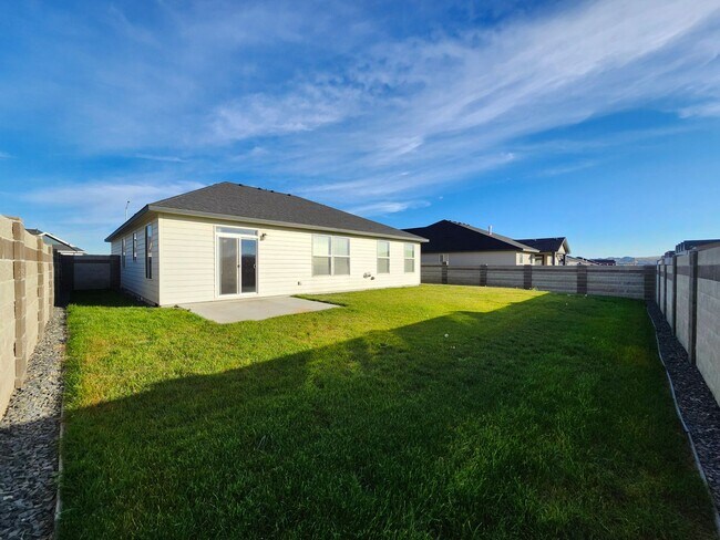 Building Photo - Beautiful 3-Bedroom, 2-Bath Home with Spacious Patio & Fully Fenced Backyard in West Richland!