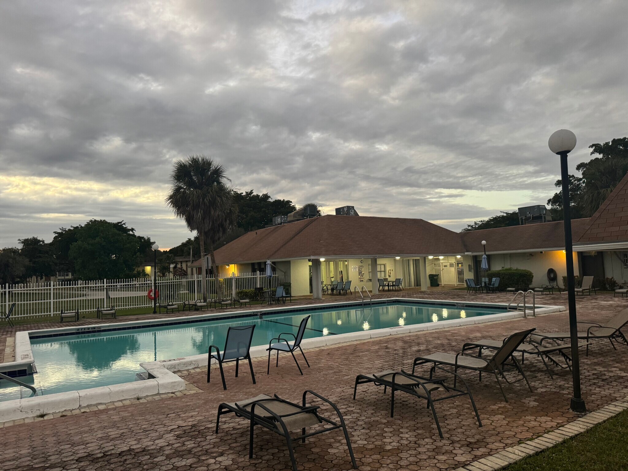 Building Photo - 5482 Lakewood Cir S