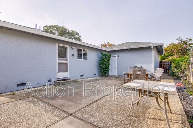 Building Photo - 1650 Goldfinch Way