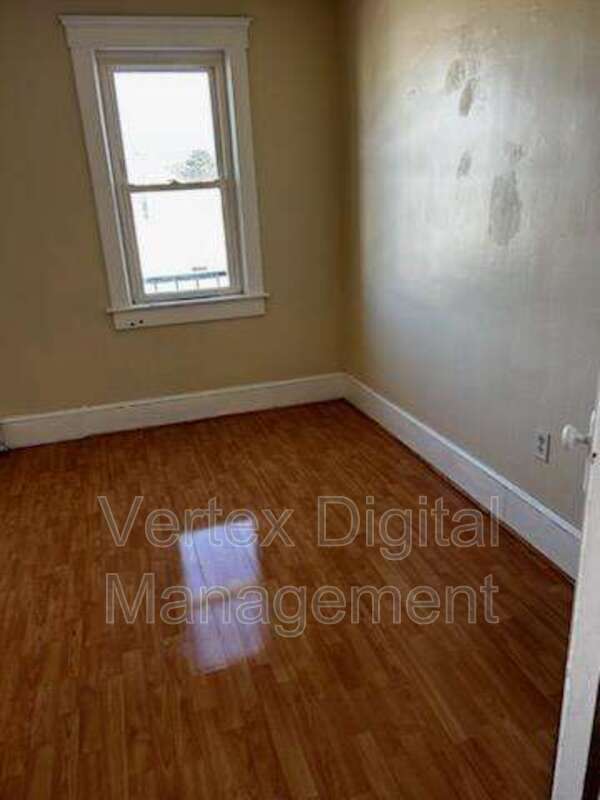 Building Photo - 221 Pine St