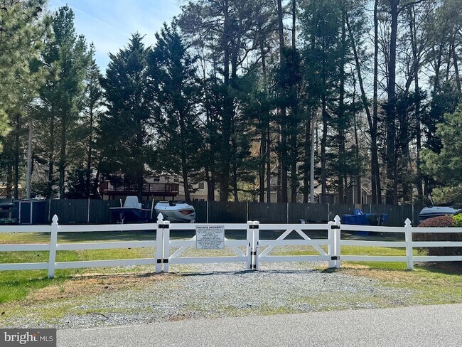 Building Photo - 8013 Bridgepointe Dr