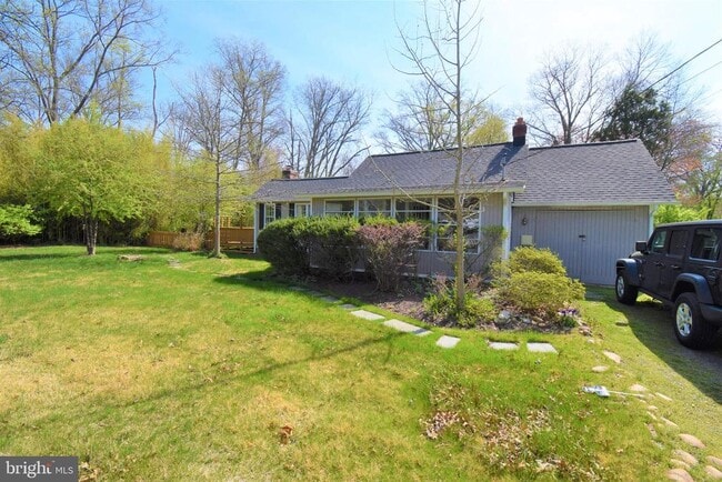 Building Photo - 8811 Badger Dr