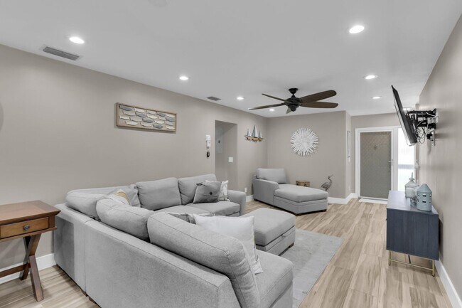 Building Photo - 60 Pelican Pointe Dr